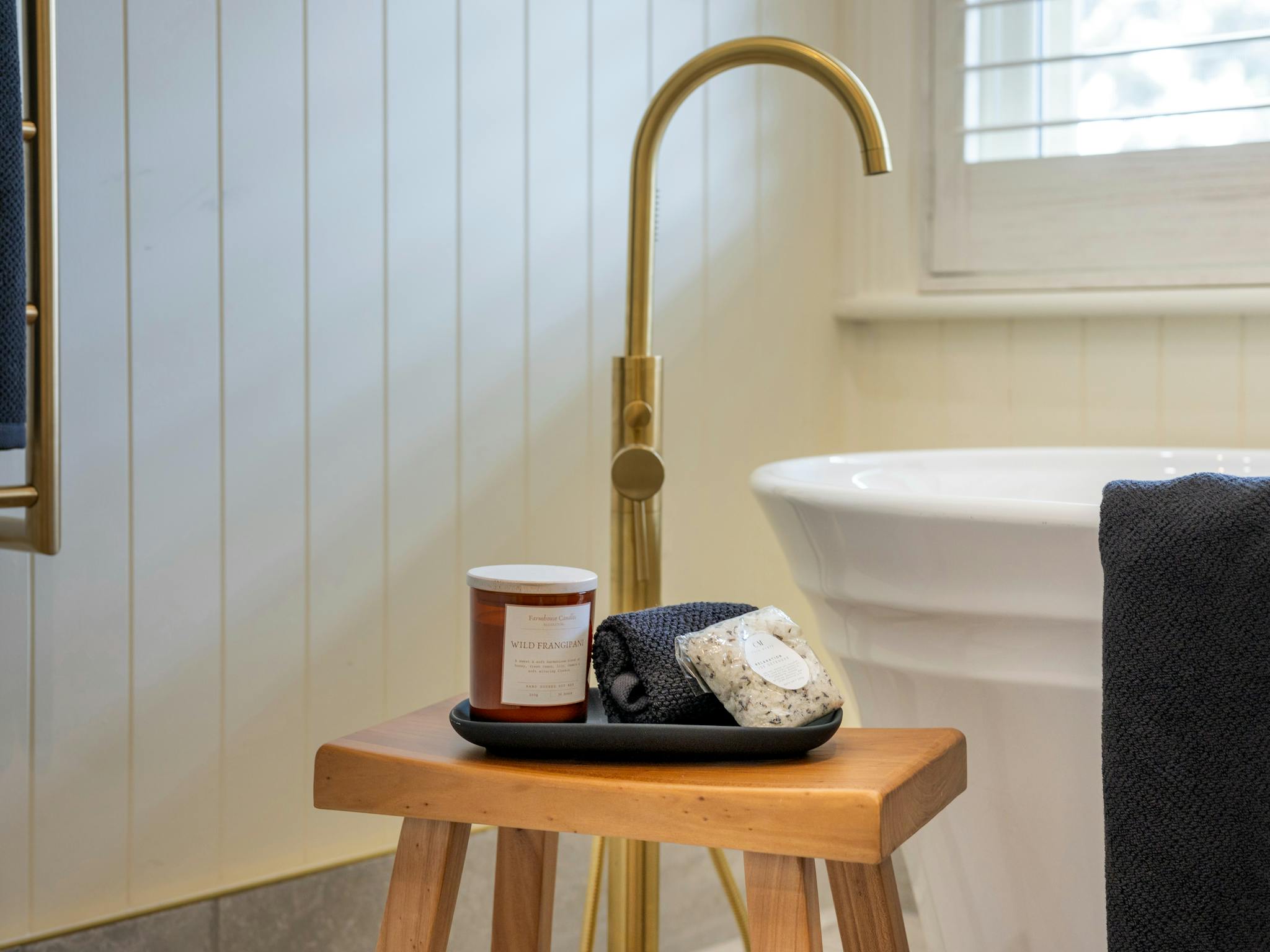 Contemporary suite ensuite with bath
