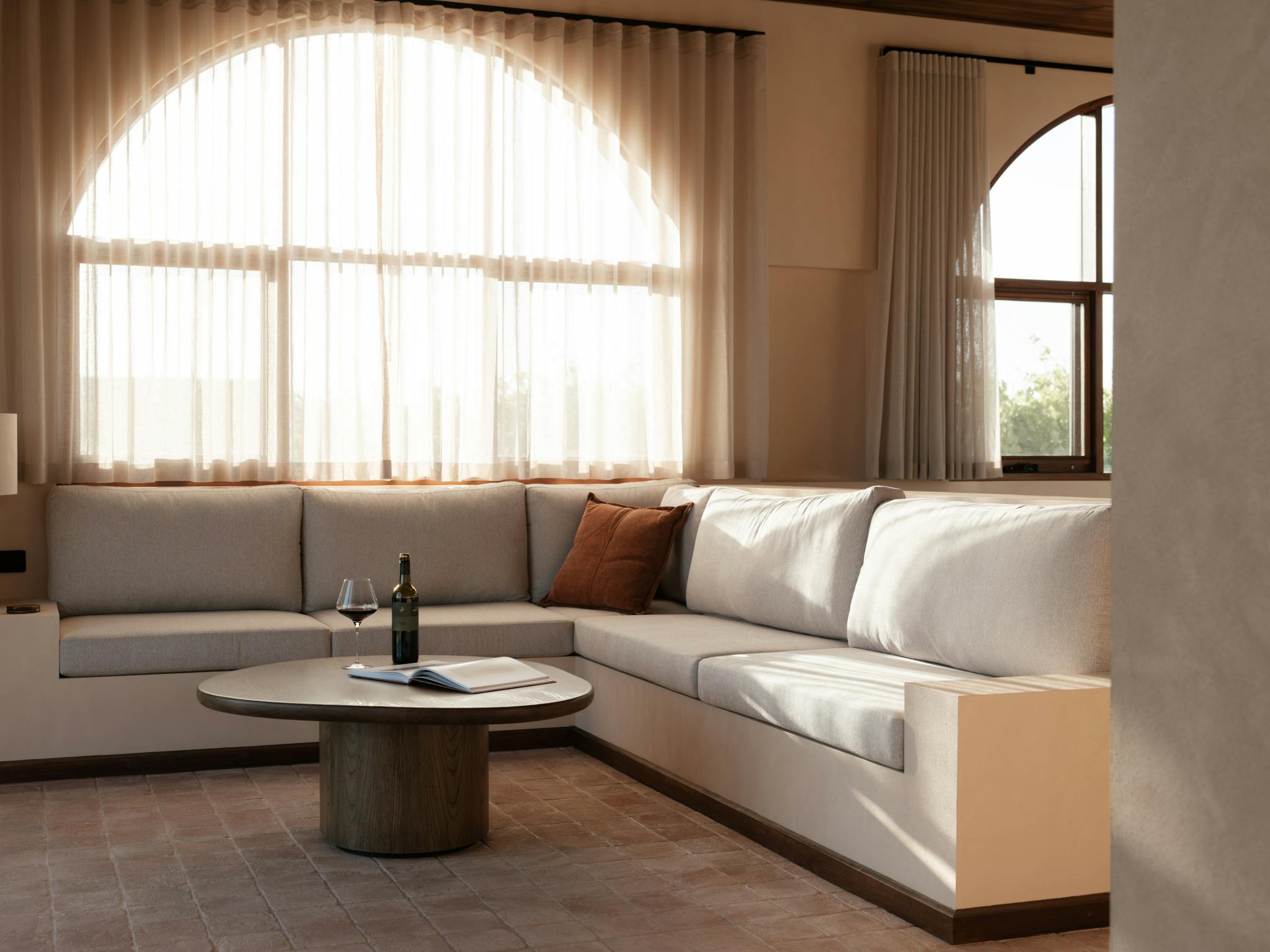 Each retreat has a spacious lounge with plenty of room for reading, drawing, or drinking local wine